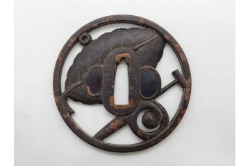 時代武具　鉄地　透かし　丸形　葉と櫂の図?　趣深い大鍔(櫓?、彫刻、刀装具、ケース付き)(R-079842)