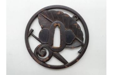 時代武具　鉄地　透かし　丸形　葉と櫂の図?　趣深い大鍔(櫓?、彫刻、刀装具、ケース付き)(R-079842)