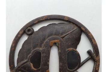 時代武具　鉄地　透かし　丸形　葉と櫂の図?　趣深い大鍔(櫓?、彫刻、刀装具、ケース付き)(R-079842)