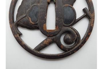 時代武具　鉄地　透かし　丸形　葉と櫂の図?　趣深い大鍔(櫓?、彫刻、刀装具、ケース付き)(R-079842)