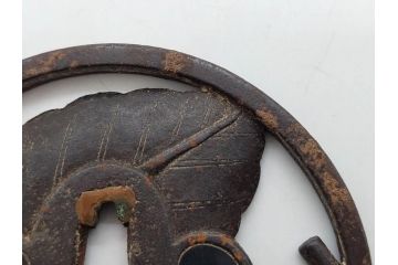 時代武具　鉄地　透かし　丸形　葉と櫂の図?　趣深い大鍔(櫓?、彫刻、刀装具、ケース付き)(R-079842)