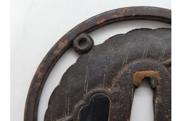 時代武具　鉄地　透かし　丸形　葉と櫂の図?　趣深い大鍔(櫓?、彫刻、刀装具、ケース付き)(R-079842)
