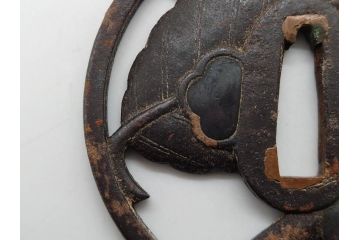時代武具　鉄地　透かし　丸形　葉と櫂の図?　趣深い大鍔(櫓?、彫刻、刀装具、ケース付き)(R-079842)