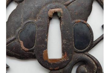 時代武具　鉄地　透かし　丸形　葉と櫂の図?　趣深い大鍔(櫓?、彫刻、刀装具、ケース付き)(R-079842)