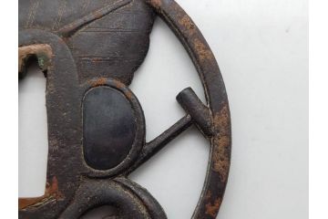 時代武具　鉄地　透かし　丸形　葉と櫂の図?　趣深い大鍔(櫓?、彫刻、刀装具、ケース付き)(R-079842)