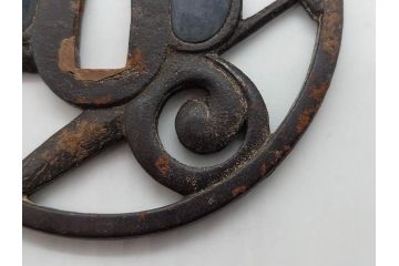 時代武具　鉄地　透かし　丸形　葉と櫂の図?　趣深い大鍔(櫓?、彫刻、刀装具、ケース付き)(R-079842)