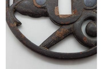 時代武具　鉄地　透かし　丸形　葉と櫂の図?　趣深い大鍔(櫓?、彫刻、刀装具、ケース付き)(R-079842)