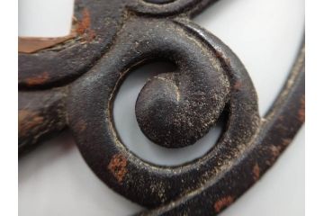 時代武具　鉄地　透かし　丸形　葉と櫂の図?　趣深い大鍔(櫓?、彫刻、刀装具、ケース付き)(R-079842)