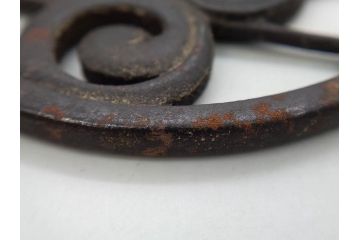 時代武具　鉄地　透かし　丸形　葉と櫂の図?　趣深い大鍔(櫓?、彫刻、刀装具、ケース付き)(R-079842)