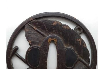 時代武具　鉄地　透かし　丸形　葉と櫂の図?　趣深い大鍔(櫓?、彫刻、刀装具、ケース付き)(R-079842)