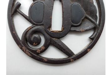時代武具　鉄地　透かし　丸形　葉と櫂の図?　趣深い大鍔(櫓?、彫刻、刀装具、ケース付き)(R-079842)