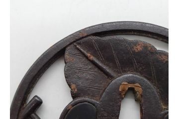 時代武具　鉄地　透かし　丸形　葉と櫂の図?　趣深い大鍔(櫓?、彫刻、刀装具、ケース付き)(R-079842)