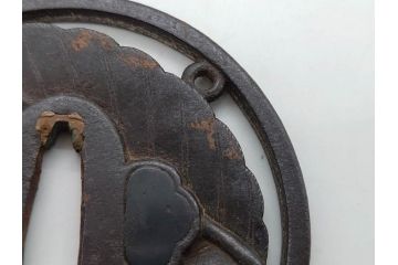 時代武具　鉄地　透かし　丸形　葉と櫂の図?　趣深い大鍔(櫓?、彫刻、刀装具、ケース付き)(R-079842)