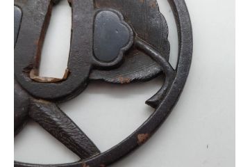 時代武具　鉄地　透かし　丸形　葉と櫂の図?　趣深い大鍔(櫓?、彫刻、刀装具、ケース付き)(R-079842)