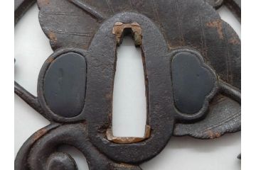 時代武具　鉄地　透かし　丸形　葉と櫂の図?　趣深い大鍔(櫓?、彫刻、刀装具、ケース付き)(R-079842)