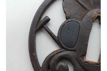 時代武具　鉄地　透かし　丸形　葉と櫂の図?　趣深い大鍔(櫓?、彫刻、刀装具、ケース付き)(R-079842)