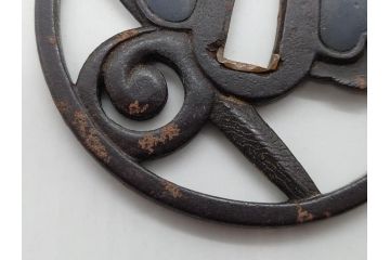 時代武具　鉄地　透かし　丸形　葉と櫂の図?　趣深い大鍔(櫓?、彫刻、刀装具、ケース付き)(R-079842)