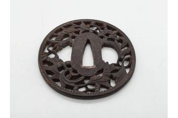 時代武具　鉄地　丸形　透かし　唐草図　細かな彫りが美しい鍔(彫刻、刀装具、ケース付き)(R-079843)