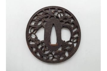 時代武具　鉄地　丸形　透かし　唐草図　細かな彫りが美しい鍔(彫刻、刀装具、ケース付き)(R-079843)