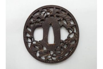 時代武具　鉄地　丸形　透かし　唐草図　細かな彫りが美しい鍔(彫刻、刀装具、ケース付き)(R-079843)