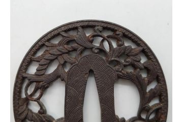 時代武具　鉄地　丸形　透かし　唐草図　細かな彫りが美しい鍔(彫刻、刀装具、ケース付き)(R-079843)