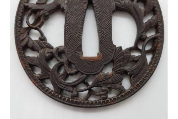 時代武具　鉄地　丸形　透かし　唐草図　細かな彫りが美しい鍔(彫刻、刀装具、ケース付き)(R-079843)