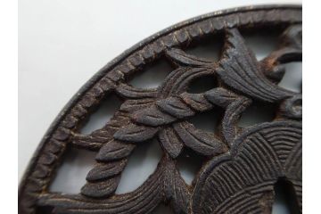 時代武具　鉄地　丸形　透かし　唐草図　細かな彫りが美しい鍔(彫刻、刀装具、ケース付き)(R-079843)