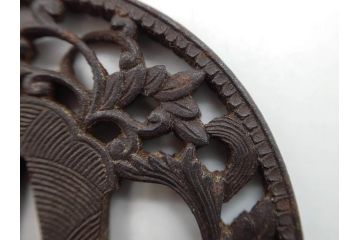 時代武具　鉄地　丸形　透かし　唐草図　細かな彫りが美しい鍔(彫刻、刀装具、ケース付き)(R-079843)