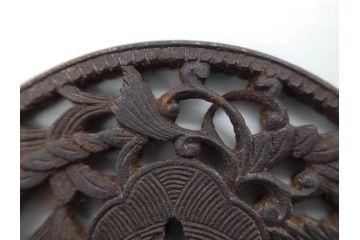 時代武具　鉄地　丸形　透かし　唐草図　細かな彫りが美しい鍔(彫刻、刀装具、ケース付き)(R-079843)