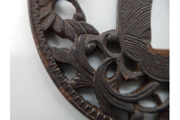 時代武具　鉄地　丸形　透かし　唐草図　細かな彫りが美しい鍔(彫刻、刀装具、ケース付き)(R-079843)