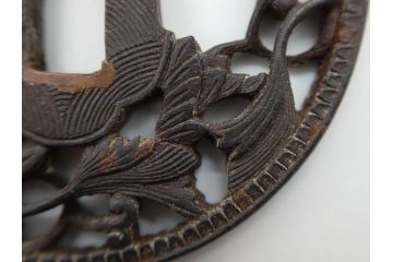 時代武具　鉄地　丸形　透かし　唐草図　細かな彫りが美しい鍔(彫刻、刀装具、ケース付き)(R-079843)