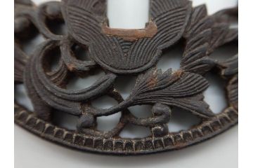 時代武具　鉄地　丸形　透かし　唐草図　細かな彫りが美しい鍔(彫刻、刀装具、ケース付き)(R-079843)