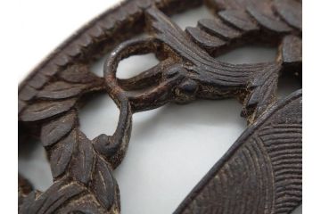 時代武具　鉄地　丸形　透かし　唐草図　細かな彫りが美しい鍔(彫刻、刀装具、ケース付き)(R-079843)