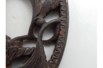 時代武具　鉄地　丸形　透かし　唐草図　細かな彫りが美しい鍔(彫刻、刀装具、ケース付き)(R-079843)
