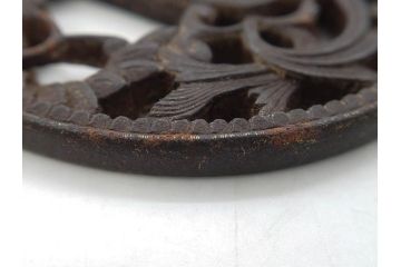 時代武具　鉄地　丸形　透かし　唐草図　細かな彫りが美しい鍔(彫刻、刀装具、ケース付き)(R-079843)