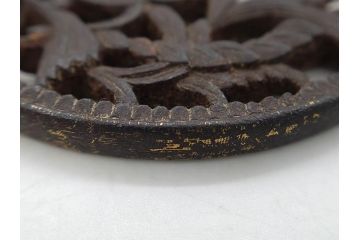 時代武具　鉄地　丸形　透かし　唐草図　細かな彫りが美しい鍔(彫刻、刀装具、ケース付き)(R-079843)