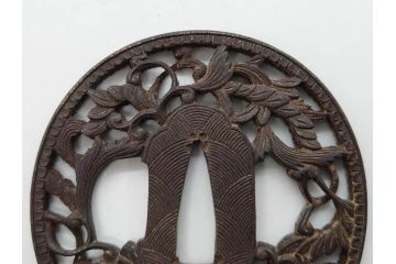 時代武具　鉄地　丸形　透かし　唐草図　細かな彫りが美しい鍔(彫刻、刀装具、ケース付き)(R-079843)