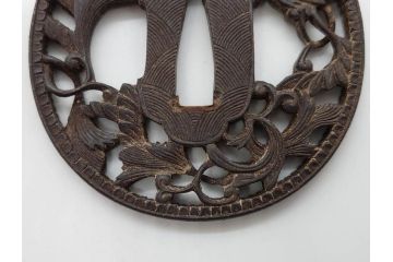 時代武具　鉄地　丸形　透かし　唐草図　細かな彫りが美しい鍔(彫刻、刀装具、ケース付き)(R-079843)