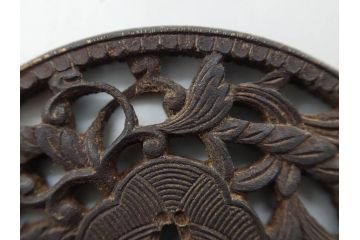 時代武具　鉄地　丸形　透かし　唐草図　細かな彫りが美しい鍔(彫刻、刀装具、ケース付き)(R-079843)