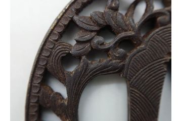 時代武具　鉄地　丸形　透かし　唐草図　細かな彫りが美しい鍔(彫刻、刀装具、ケース付き)(R-079843)