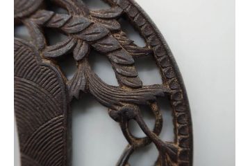 時代武具　鉄地　丸形　透かし　唐草図　細かな彫りが美しい鍔(彫刻、刀装具、ケース付き)(R-079843)