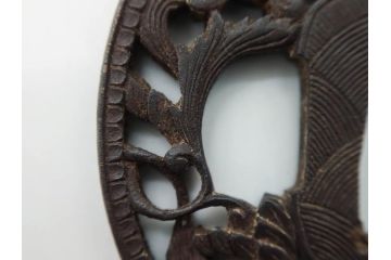 時代武具　鉄地　丸形　透かし　唐草図　細かな彫りが美しい鍔(彫刻、刀装具、ケース付き)(R-079843)