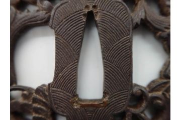 時代武具　鉄地　丸形　透かし　唐草図　細かな彫りが美しい鍔(彫刻、刀装具、ケース付き)(R-079843)