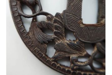 時代武具　鉄地　丸形　透かし　唐草図　細かな彫りが美しい鍔(彫刻、刀装具、ケース付き)(R-079843)