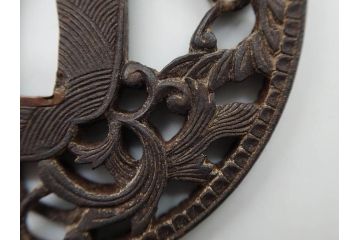 時代武具　鉄地　丸形　透かし　唐草図　細かな彫りが美しい鍔(彫刻、刀装具、ケース付き)(R-079843)