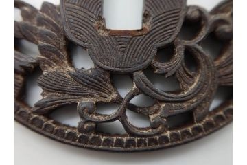 時代武具　鉄地　丸形　透かし　唐草図　細かな彫りが美しい鍔(彫刻、刀装具、ケース付き)(R-079843)
