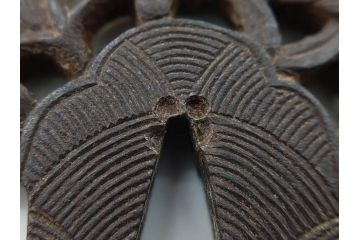 時代武具　鉄地　丸形　透かし　唐草図　細かな彫りが美しい鍔(彫刻、刀装具、ケース付き)(R-079843)