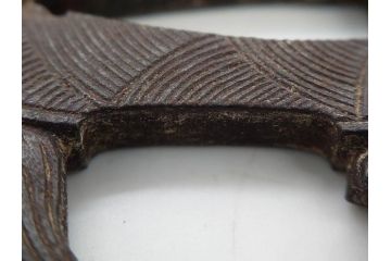 時代武具　鉄地　丸形　透かし　唐草図　細かな彫りが美しい鍔(彫刻、刀装具、ケース付き)(R-079843)