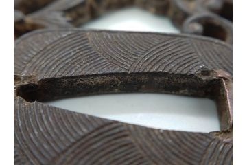 時代武具　鉄地　丸形　透かし　唐草図　細かな彫りが美しい鍔(彫刻、刀装具、ケース付き)(R-079843)
