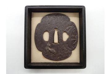時代武具　鉄地　木瓜形　蟷螂の斧　独創的なデザインに惹かれる大鍔(カマキリ、車輪、彫刻、刀装具、ケース付き)(R-079844)